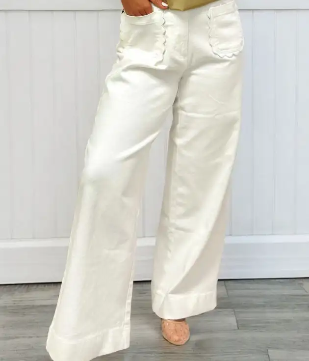Solid Scalloped Patch Pocket Shift jeans